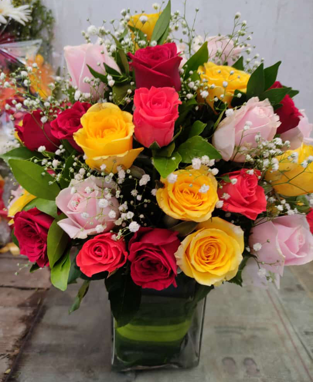 20 Mixed Roses Glass Vase